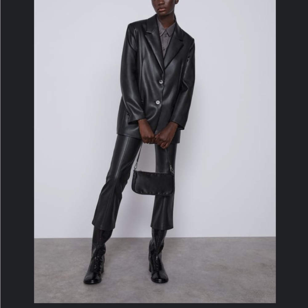 XS
FAUX LEATHER FLARED LEGGINGS Zara